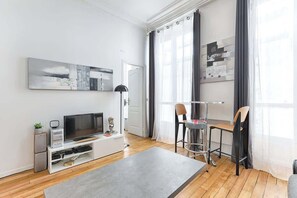 TV - Élégant appartement au cœur de Paris – Marais (Paris)