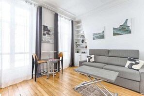 TV - Élégant appartement au cœur de Paris – Marais (Paris)