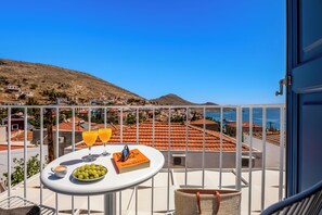 Outdoor dining - Modern Coastal Style Holiday Apartment in Halki (Halki)