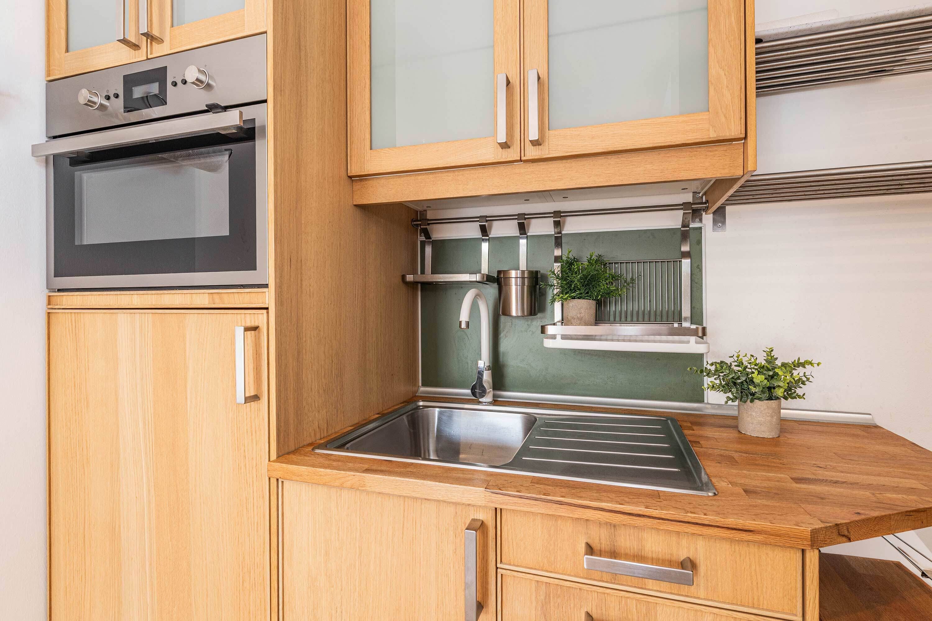 Wasserkocher mit Kaffee-/Teezubehör, Kühlschrank, Mikrowelle, Ofen