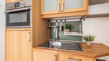 Wasserkocher mit Kaffee-/Teezubehör, Kühlschrank, Mikrowelle, Ofen