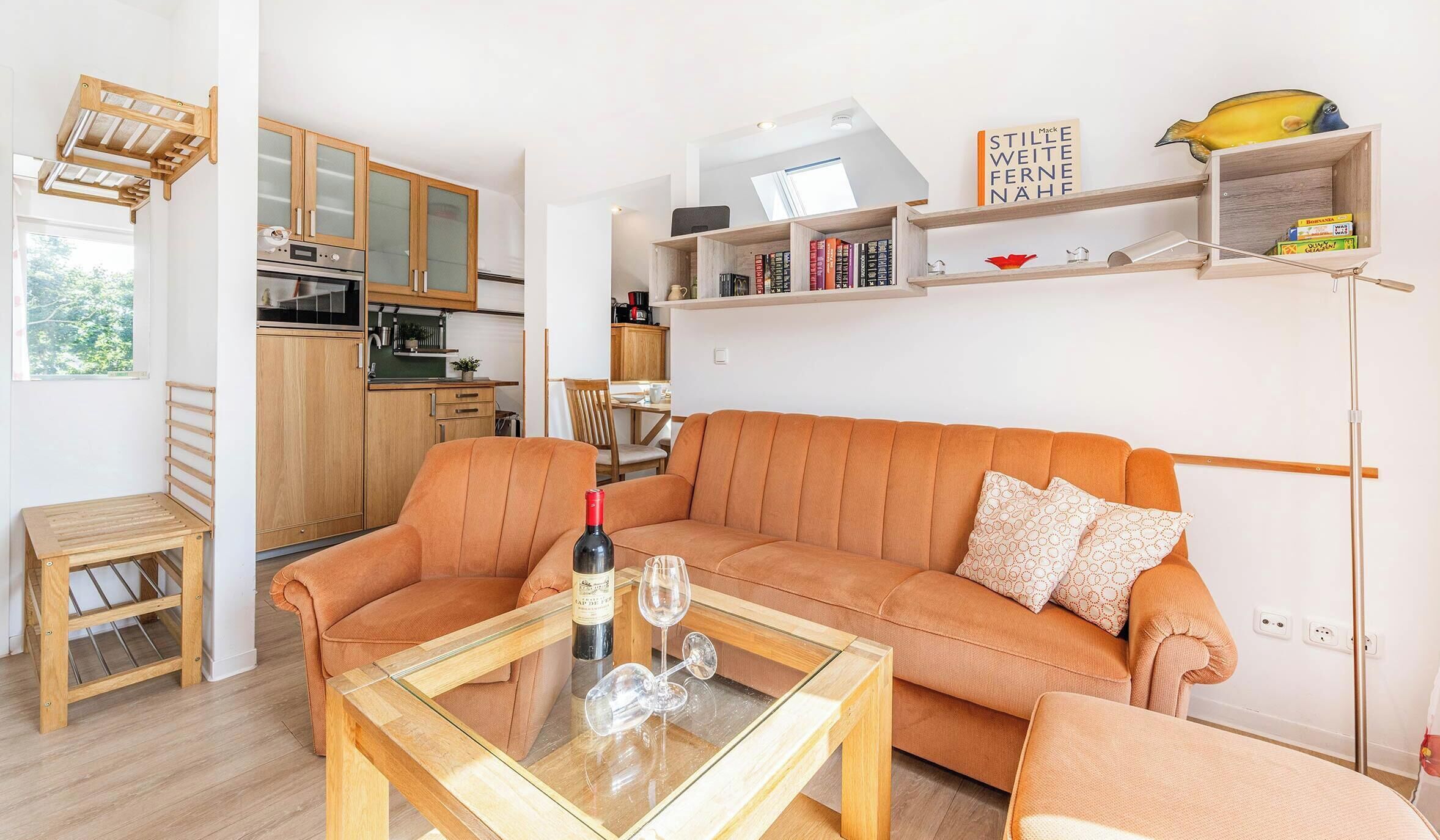 Fernseher, DVD-Player, Bücher, Musikbibliothek