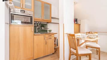 Wasserkocher mit Kaffee-/Teezubehör, Kühlschrank, Mikrowelle, Ofen