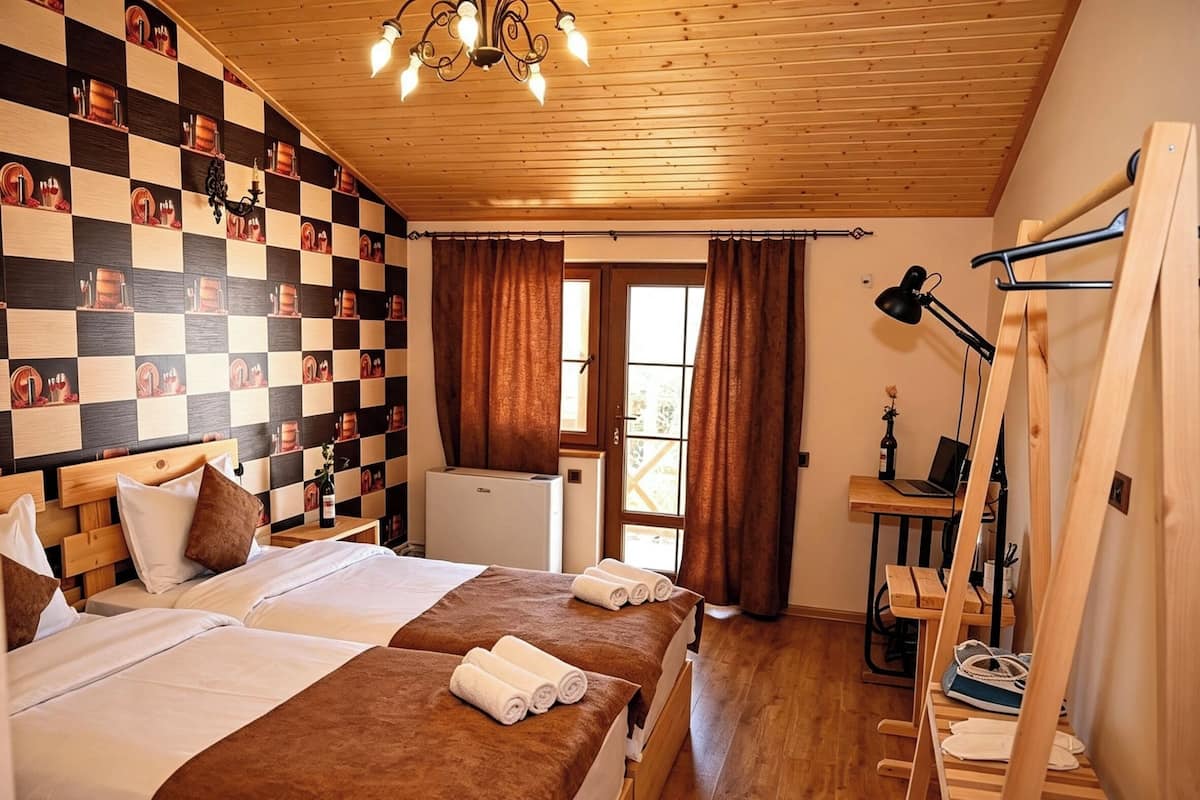 Habitación estándar con 1 cama matrimonial o 2 individuales, balcón, vista al jardín | Ropa de cama hipoalergénica y camas con efecto memoria
