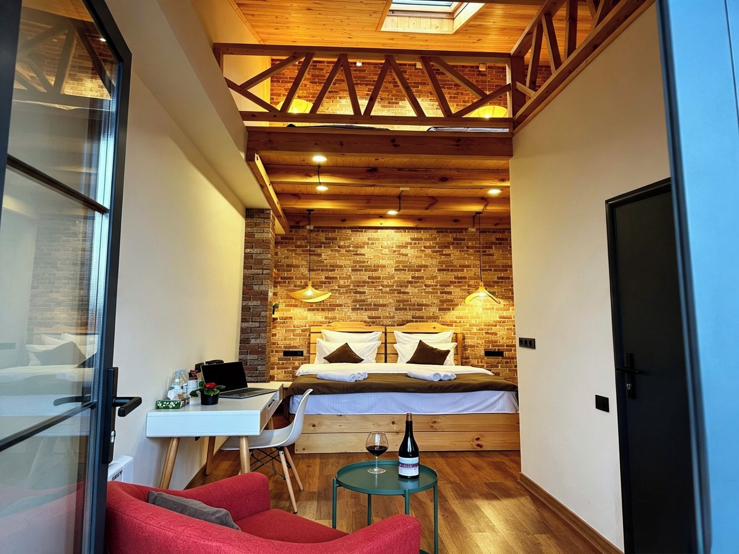 Chambre quadruple, balcon, vue sur la montagne | Literie hypoallergénique, lit avec matelas en mousse à mémoire