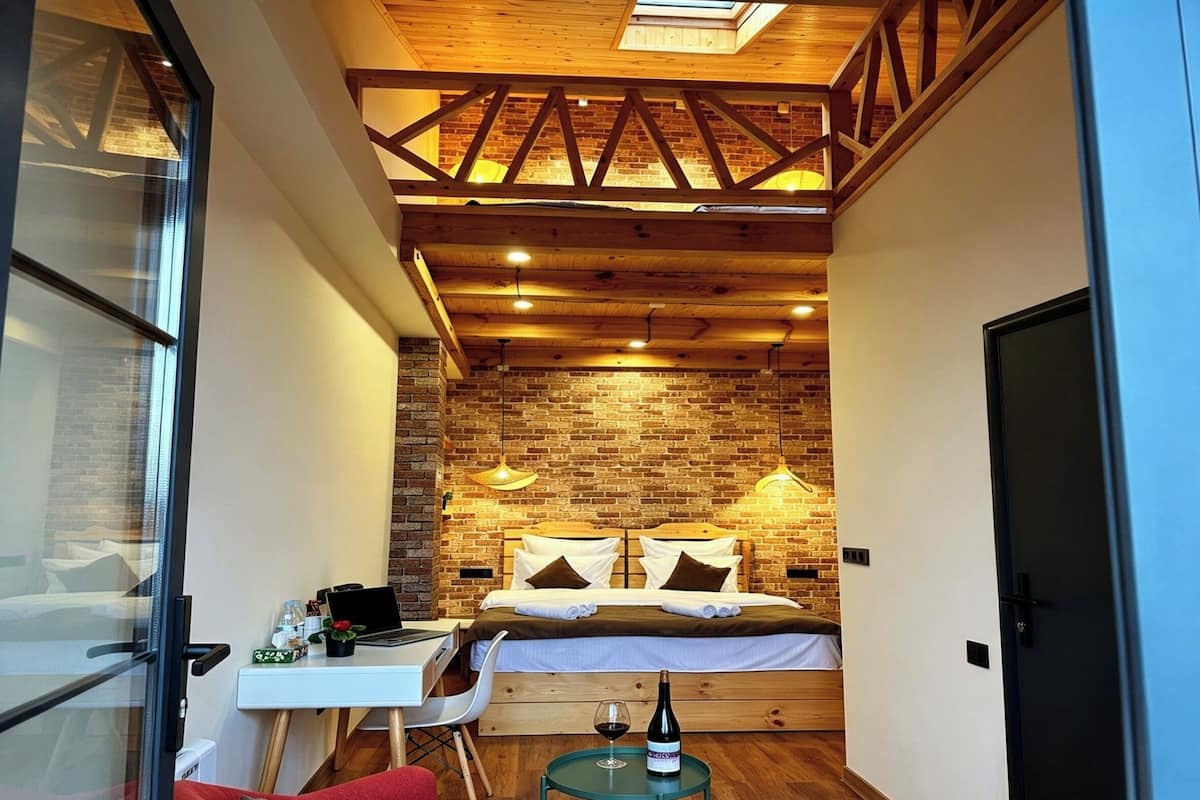 Habitación cuádruple, balcón, vista a la montaña | Ropa de cama hipoalergénica y camas con efecto memoria