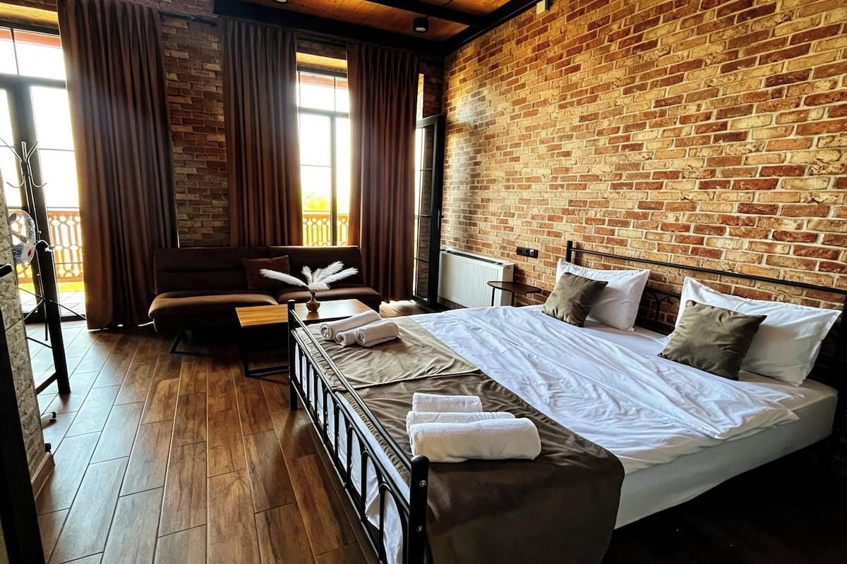 Estudio Deluxe, balcón, vista a la ciudad | Ropa de cama hipoalergénica y camas con efecto memoria