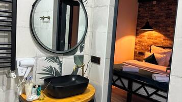 Deluxe-studiolejlighed - balkon - byudsigt | Badeværelse | Badekar, hårtørrer, håndklæder, Sæbe