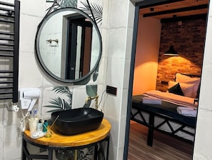 Estudi Deluxe, balcó, vistes a la ciutat | Bany | Banyera, assecador de cabells, tovalloles i sabó 