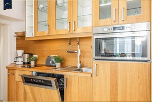Wasserkocher mit Kaffee-/Teezubehör, Kühlschrank, Mikrowelle, Ofen