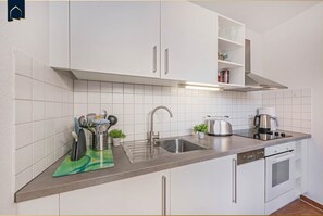 Wasserkocher mit Kaffee-/Teezubehör, Kühlschrank, Ofen, Herdplatte