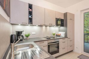 Private kitchen - Modern vacation rental in Kölpinsee with a balcony—just 600 m from the beach (Ostseebad Kölpinsee)