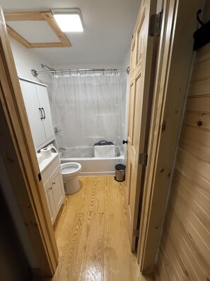 Hair dryer, towels, soap, toilet paper - BROOK & RIDGE BUNKHOUSE
MIDCOAST MAINE CABIN (Cushing)