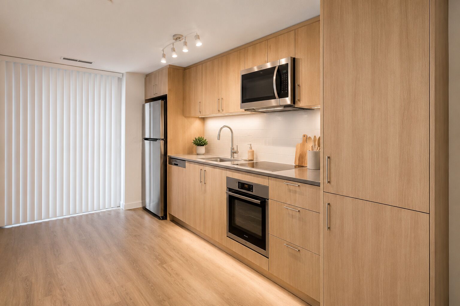 Junior Apartment | Private kitchen | Fridge, microwave, oven, stovetop