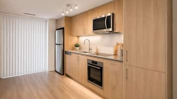 Junior Apartment | Private kitchen | Fridge, microwave, oven, stovetop
