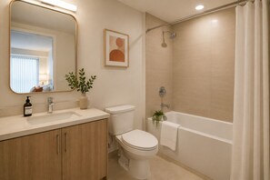 Junior Apartment | Bathroom | Free toiletries, hair dryer, towels, soap - Unionmark Suites (Toronto)