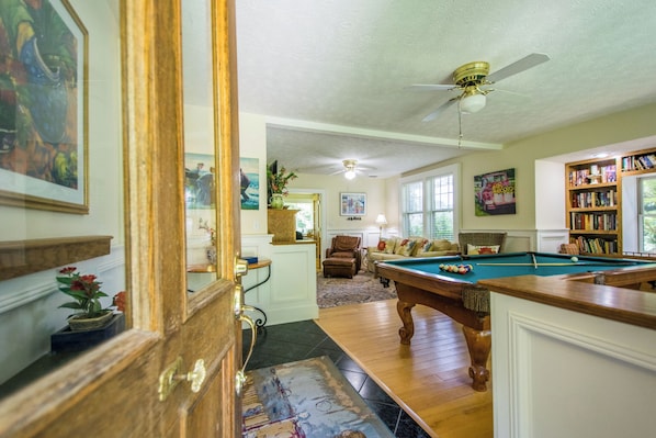 Games room - Gorgeous 4 bedrm colonial home with fire pit, hot tub, pool table Hendersonville (Hendersonville)