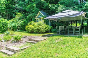 Outdoor dining - Gorgeous 4 bedrm colonial home with fire pit, hot tub, pool table Hendersonville (Hendersonville)