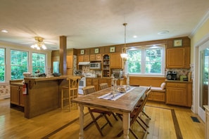 Dining - Gorgeous 4 bedrm colonial home with fire pit, hot tub, pool table Hendersonville (Hendersonville)