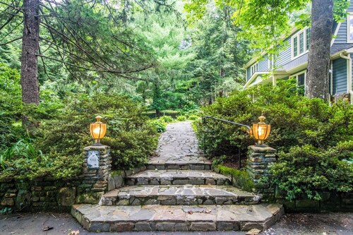 Gorgeous 4 bedrm colonial home with fire pit, hot tub, pool table Hendersonville
