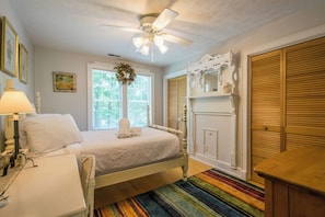 Room - Gorgeous 4 bedrm colonial home with fire pit, hot tub, pool table Hendersonville (Hendersonville)