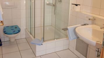 Dusche, Haartrockner, Handtücher