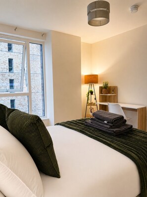 1 bedroom, desk, iron/ironing board, free WiFi - Spacious 1-Bed | Sleeps 4 | Direct to Wembley (Harrow)