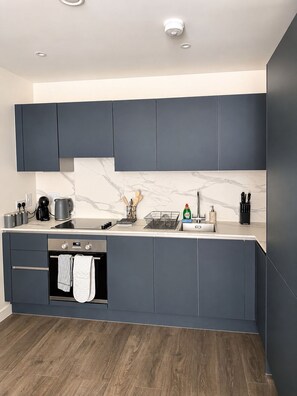 Fridge, microwave, oven, stovetop - Spacious 1-Bed | Sleeps 4 | Direct to Wembley (Harrow)