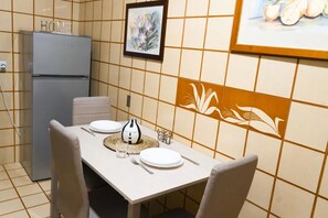 Dining - Vrbo Property (Milano)