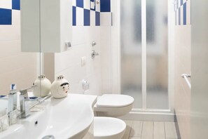 Bathroom - Vrbo Property (Milano)