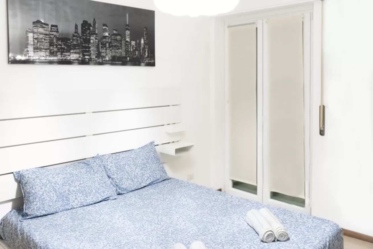 Tabla de planchar con plancha, internet y ropa de cama 
