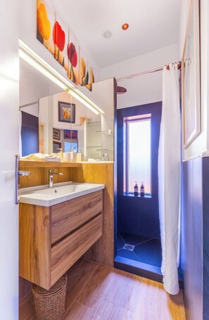 A modern bathroom with a wooden vanity, a large mirror, and a shower area. - Charming 4-Bedroom Stone Villa with Pool & Garden, 15 Min to Dubrovnik (Knežica)
