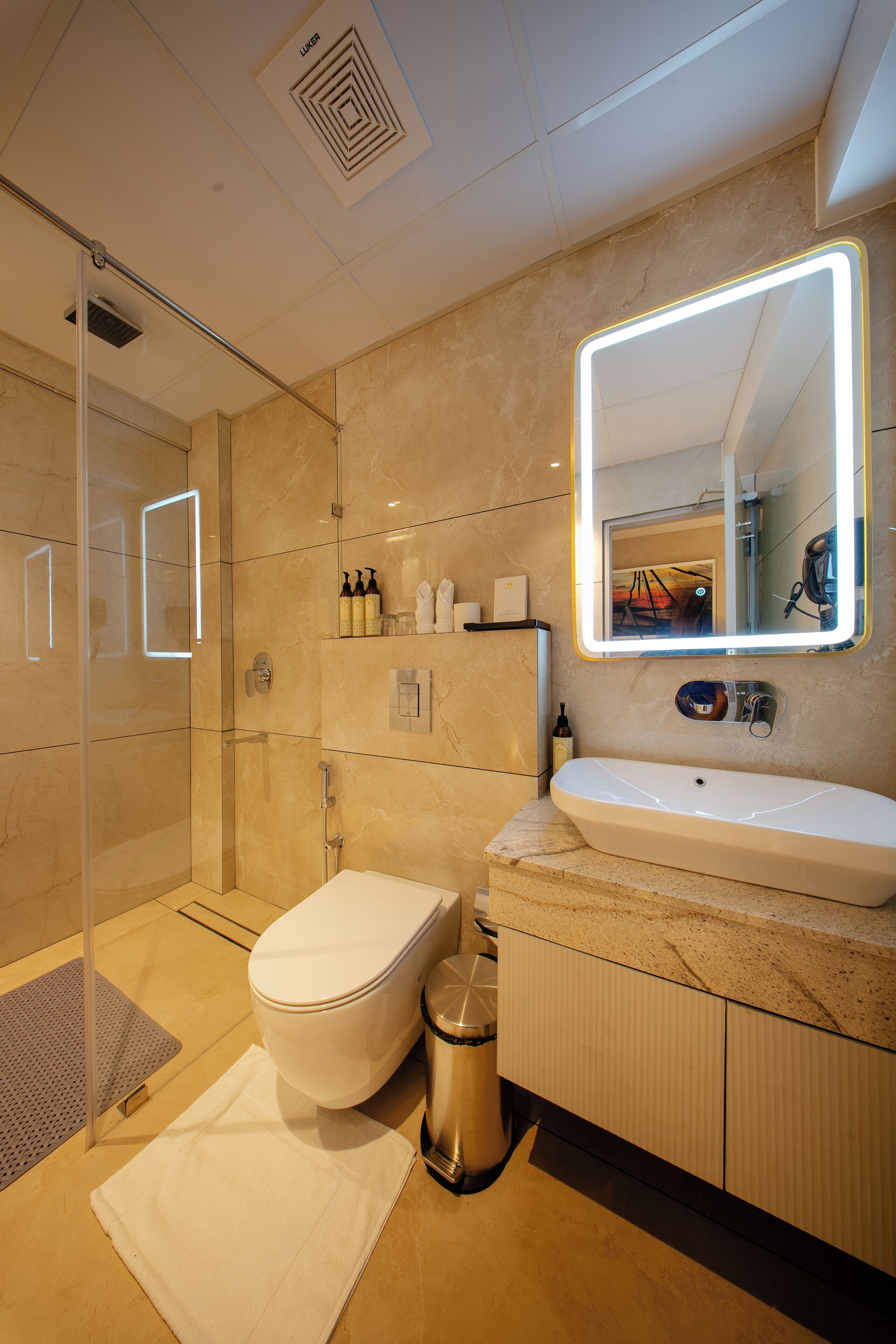 Habitación doble, vistas al mar | Baño | Ducha, artículos de higiene personal gratuitos, toallas y jabón