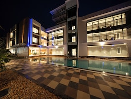 Un hotel con piscina, suelo de cuadros y arquitectura moderna.