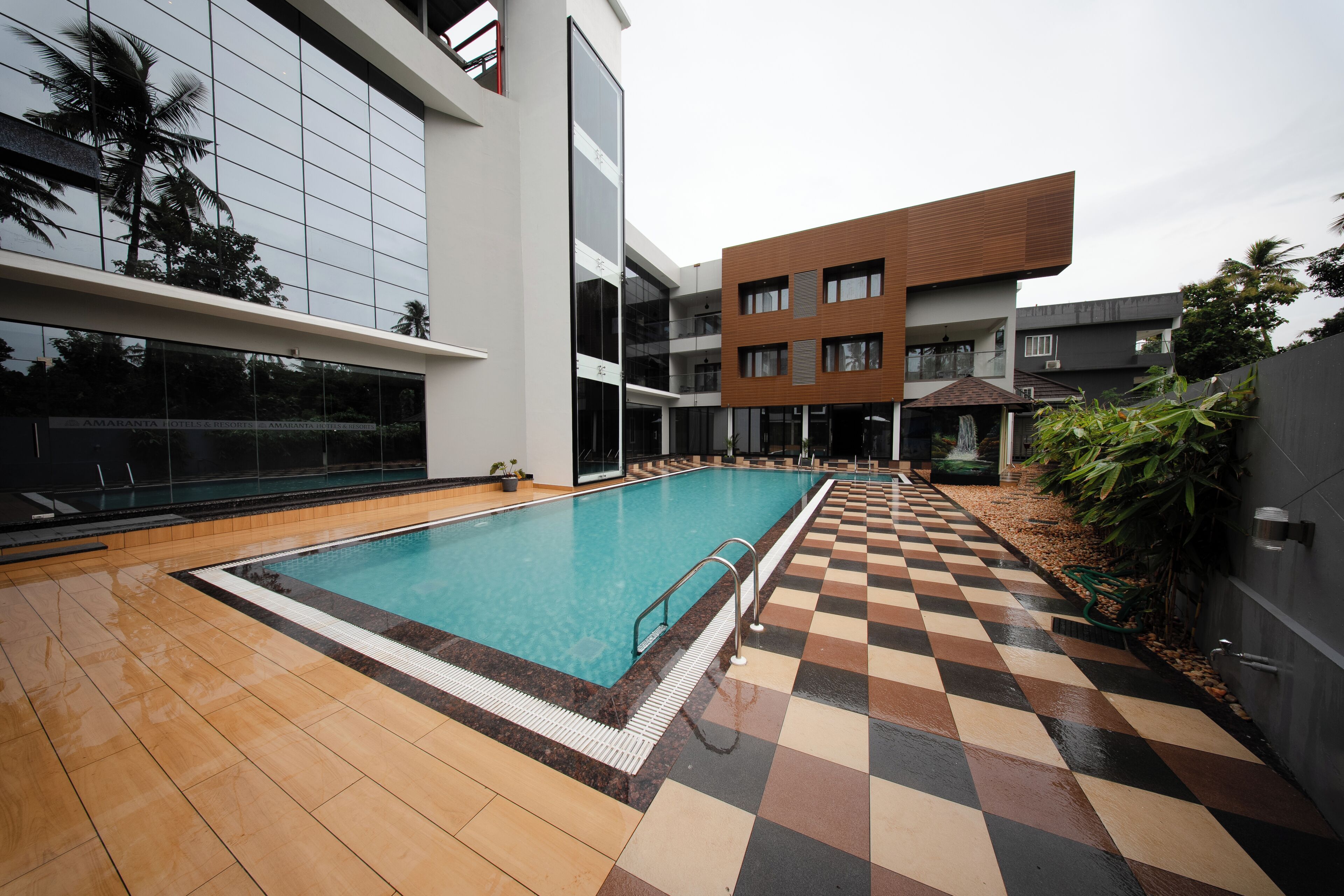 Una piscina al aire libre