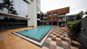Una piscina al aire libre