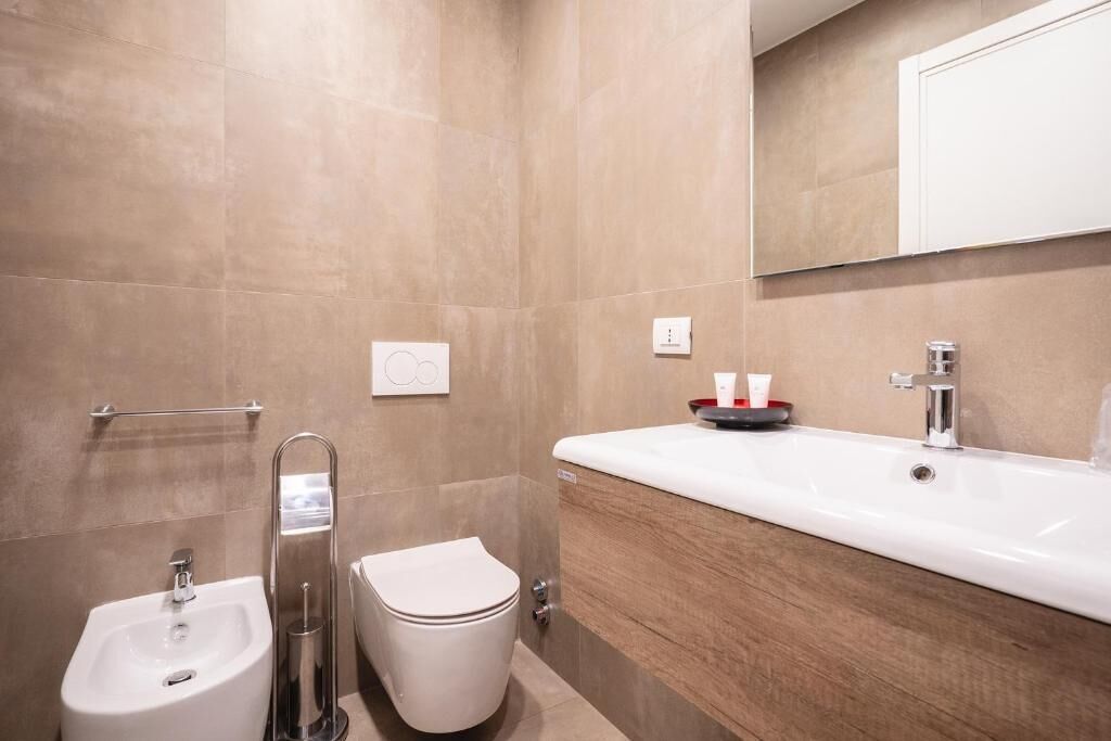 Ein modernes Badezimmer mit Waschbecken, Bidet und Toilette.