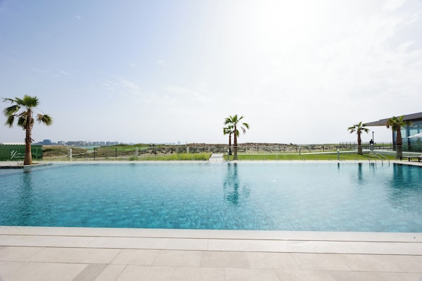 Outdoor pool - Bloomfields 1BR in Fairways 2 Yas Golf (Abu Dhabi)
