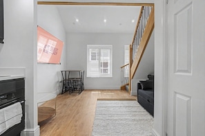 Apartment (Deluxe Apartment) | Living area | 32-inch flat-screen TV with digital channels - Guestready - Duke Street (Liverpool)