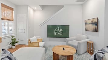 House, Multiple Beds (58 Shem Dr - MTP) | Living area