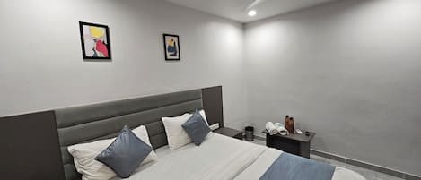In-room safe, laptop workspace, iron/ironing board, free WiFi