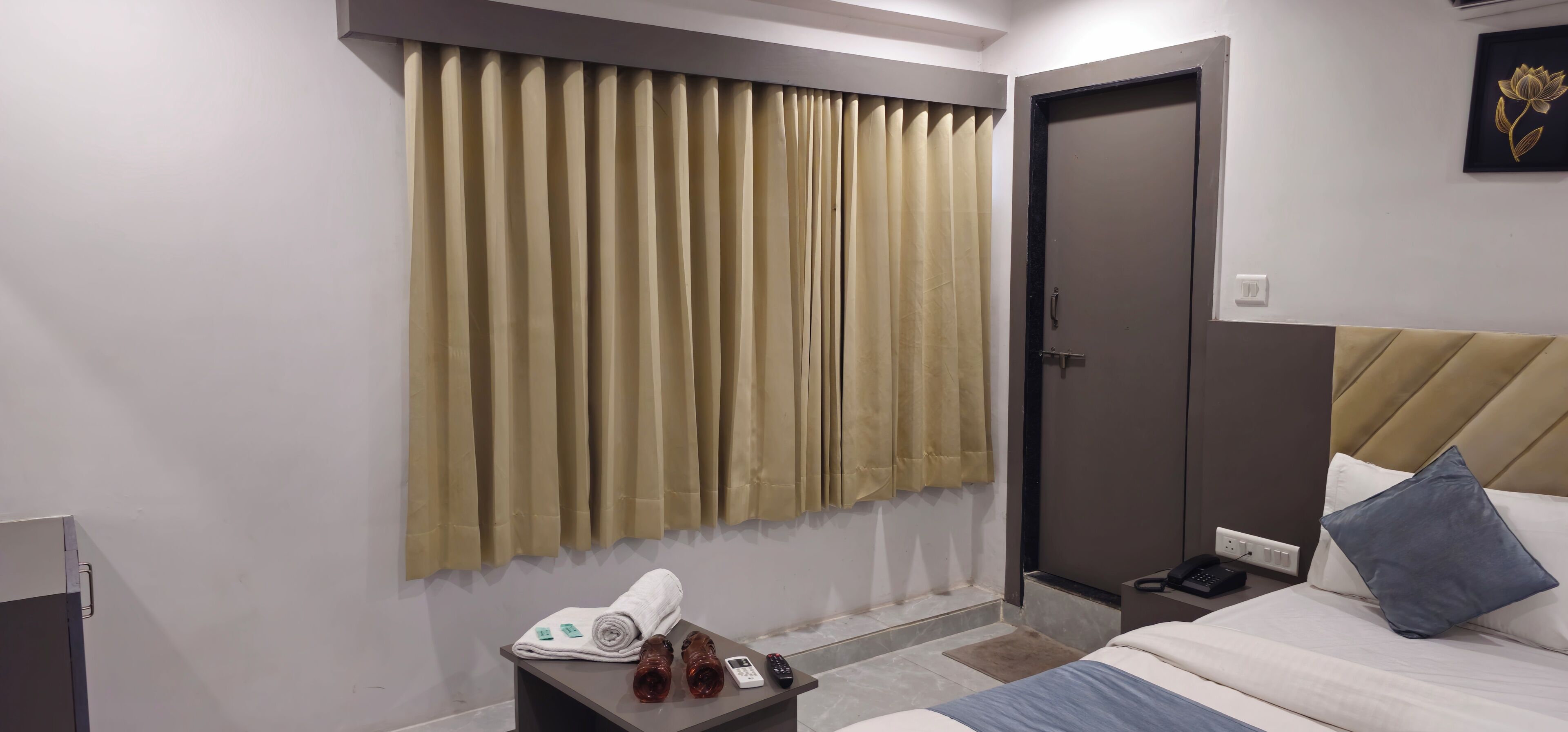 Habitación doble, vista a la ciudad | Caja de seguridad en la habitación y espacio para trabajar con laptop 