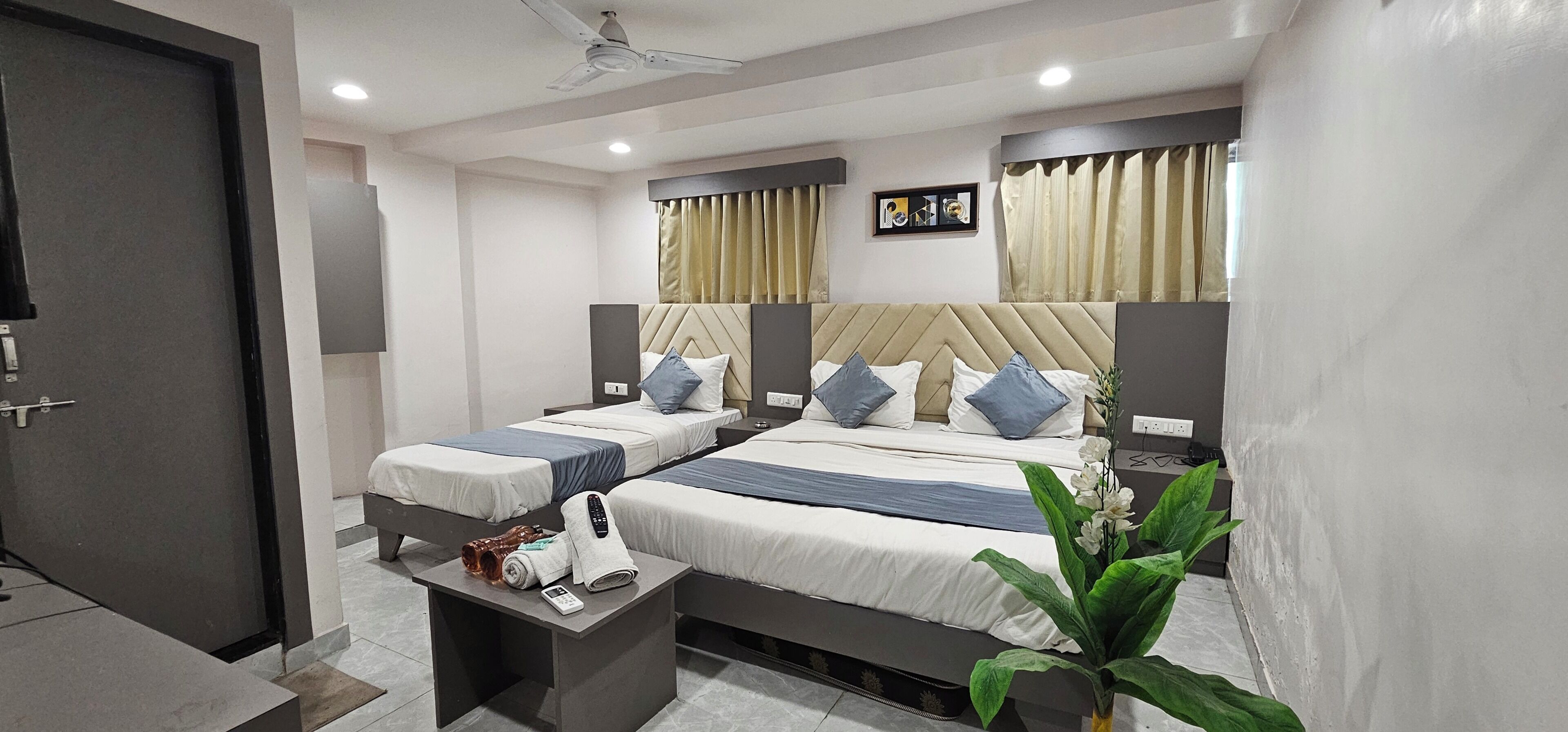 In-room safe, laptop workspace, iron/ironing board, free WiFi