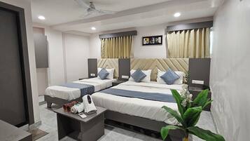 In-room safe, laptop workspace, iron/ironing board, free WiFi