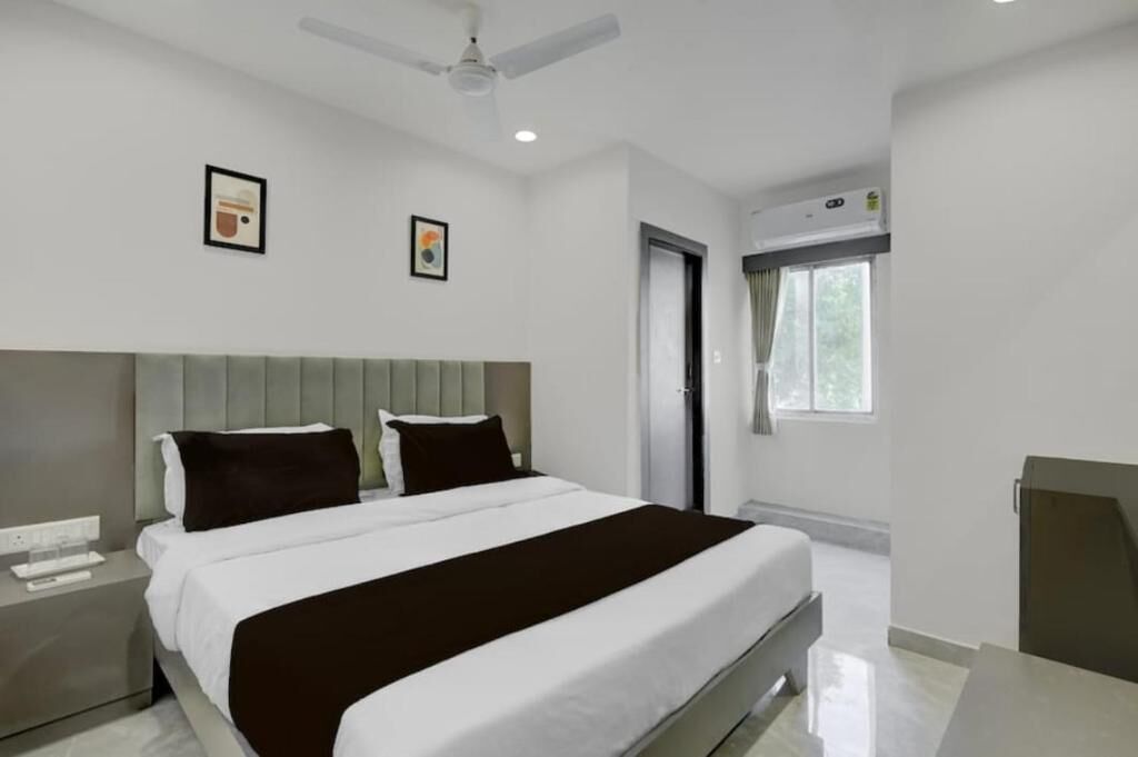 In-room safe, laptop workspace, iron/ironing board, free WiFi