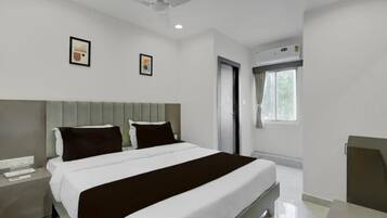 In-room safe, laptop workspace, iron/ironing board, free WiFi