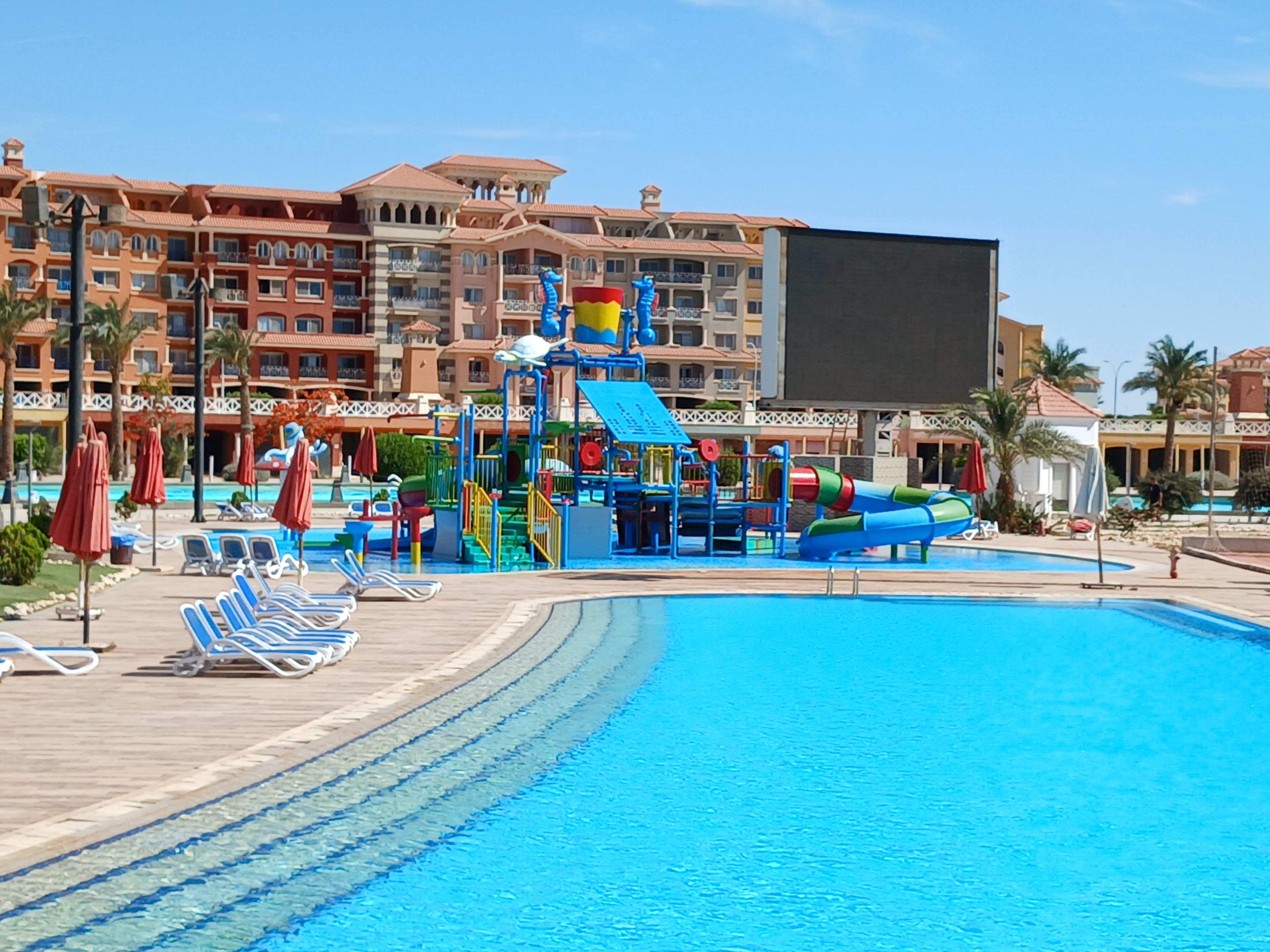 11 piscinas internas, 11 piscinas externas, barracas de cortesia