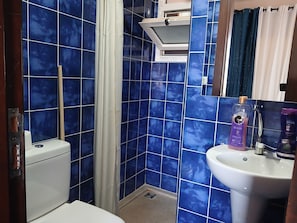 Chalé superluxo, várias camas, sacada, vista para o lago | Banheiro | Chuveiro/banheira combinados, secador de cabelo, toalhas de banho 
