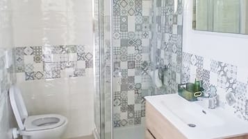 Zimmer, Balkon | Badezimmer