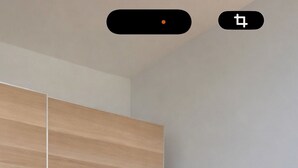 Ein modernes Schlafzimmer mit einem Bett, einem Nachttisch und einem großen Kleiderschrank.